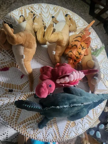 Kit dinossauros Pelúcia