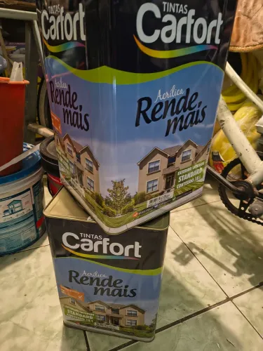 Duas latas de tinta branco gelo