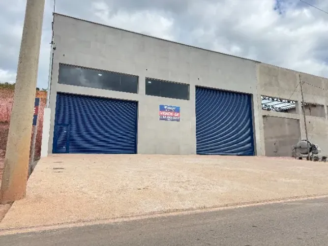 Galpão com 900m² de terreno na saída para São João Evangelista/MG