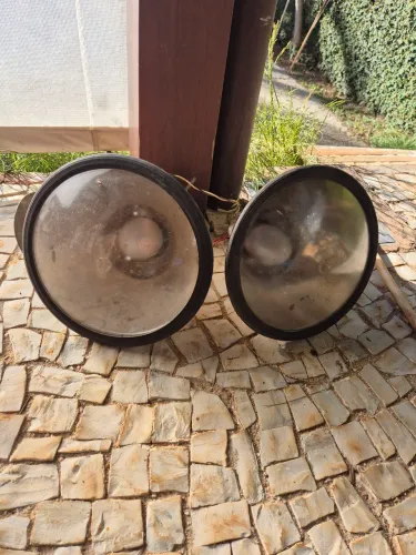 Dois holofotes para tempo.