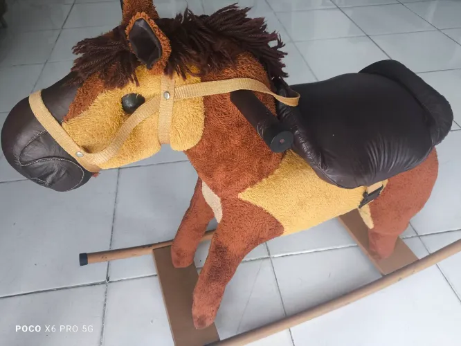 Cavalinho de balanço em pelúcia brinquedo