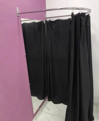 Provador com cortina preta 