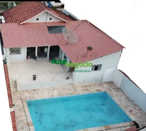 EXCELENTE CASA AMPLA COM PISCINA NO CENTRO DE ITAMONTE-MG