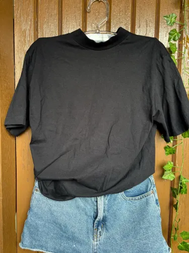 Camiseta Feminina Preta Gola Alta - Tamanho P - Marca Alterna
