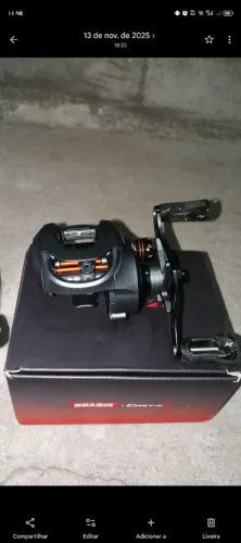 Carretilha de pesca nova e carretel cheio com linha multifilamento 8x