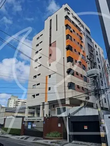 Ótima localização, apartamento com 02 suítes, varanda, DCE, jardim, salão de festas, área 