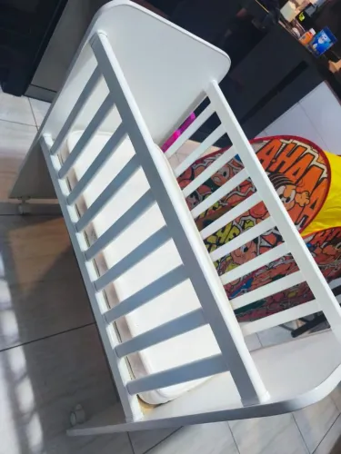 Mini berço, com colchão,  rodinhas nos pés,  e lençol 