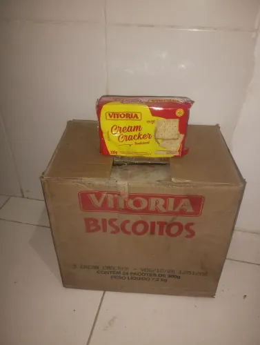 Caixa com 16 pacotes de bolacha creme cracker