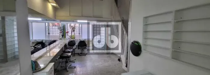 Ampla sobreloja em Ipanema numa das melhores galerias.
