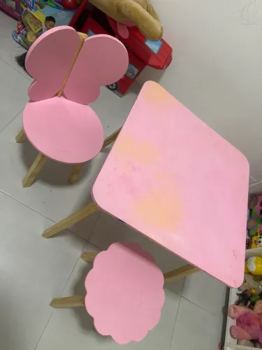 Mesa de menina com cadeira de borboleta