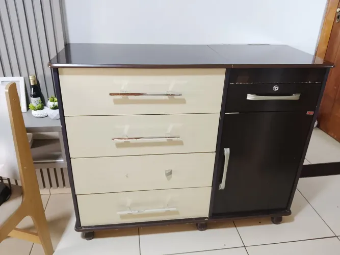 Vende-se cômoda usada grande, com porta e gavetas