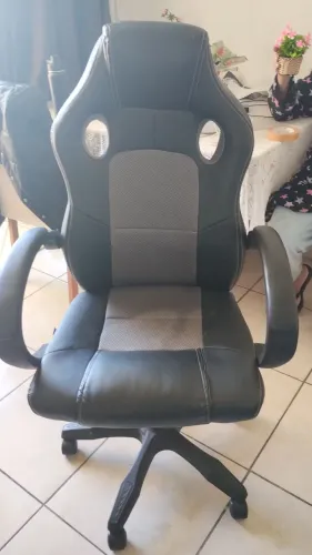 Cadeira gamer semi-nova excelente estado de conservação.