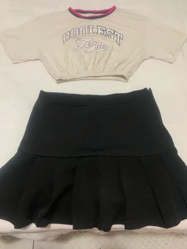 Vendo conjunto de blusa e saia , foi usado poucas vezes. Motivo da venda: não uso mais