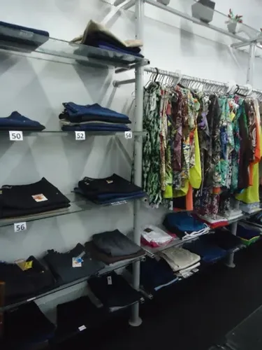 Mobiliario ideal para comercio de roupas