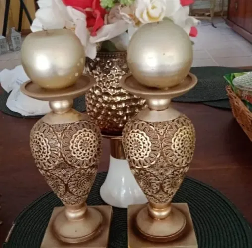 par de castiçal em resina dourado toda trabalhada