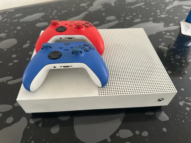 Xbox one S 500 GB + 2 controles