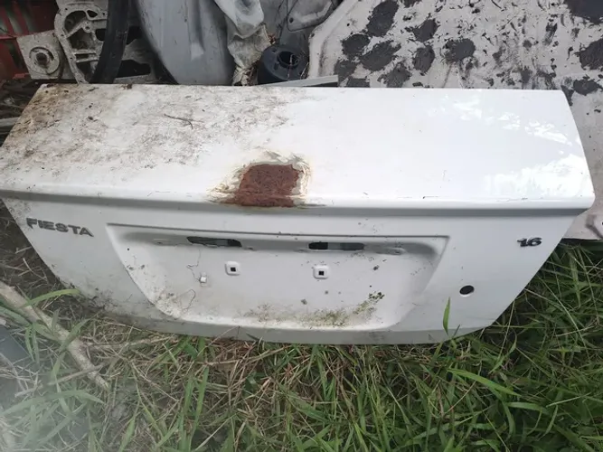 Tampa traseira porta-malas Fiesta Sedan original Ford