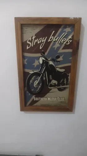 Quadro motocicleta preta e branca com fundo azul e branco