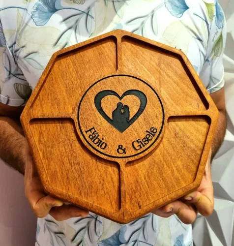 Petisqueira personalizada em madeira de lei
