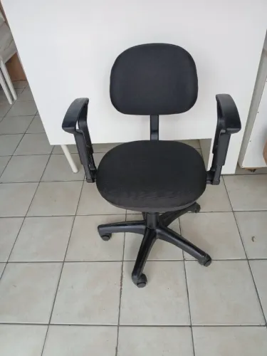 Cadeira secretária com braço reclinável