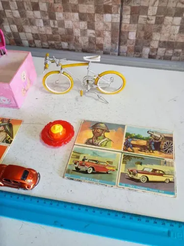 Brinquedos antigos - Carrinho, bicicleta e jogo de cartas