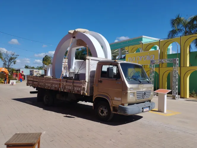 Frete e mudanças caminhão carroceria aberto 