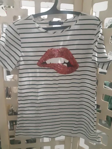Camiseta listrada com boca de paetê