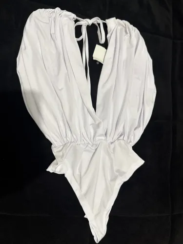 Body branco com decote e mangas bufantes