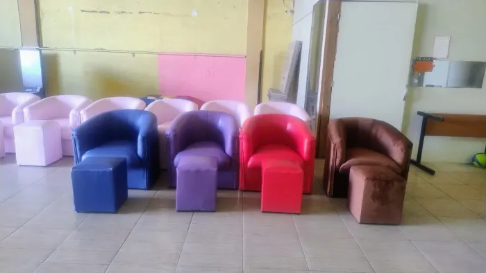 Poltronas e Puffs Coloridos - Várias Cores