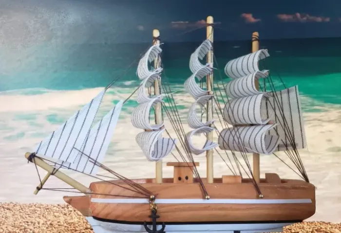 Lindo barco decorativo em madeira.