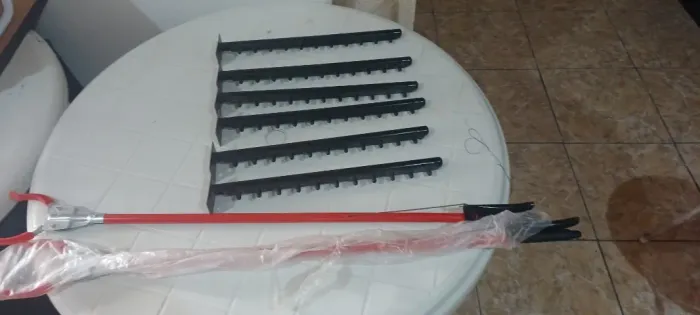 Kit 6 araras de parede inclinadas e 02 pegadores de objetos para loja