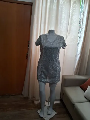 Vestido de festa prateado com brilho