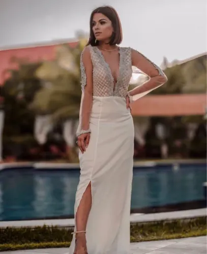 Vestido Longo Branco com Detalhes em Renda