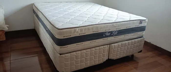 Cama Queen com colchão bem alto 