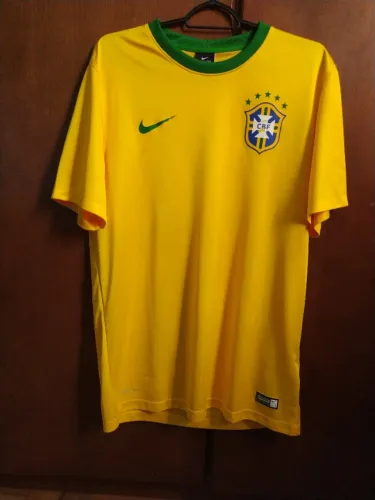 Lote 3 camisas de seleções com detalhes - Brasil, Espanha e Uruguai