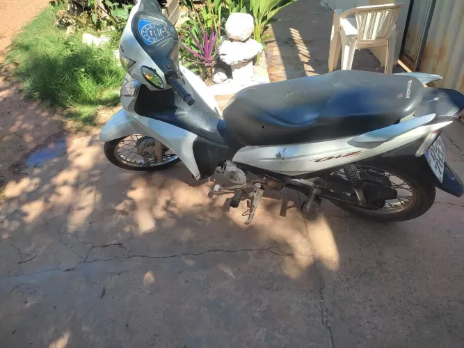 Vendo biz muito bem conservada