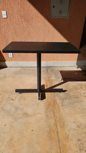 Mesa tampo em MDF com pés de metal
