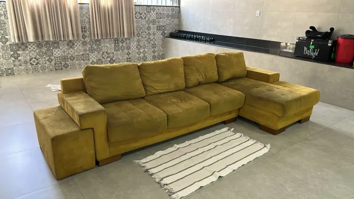Sofá com cheser 