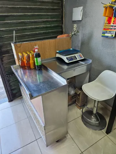 Balcão Checkout + Expositores + Mesas