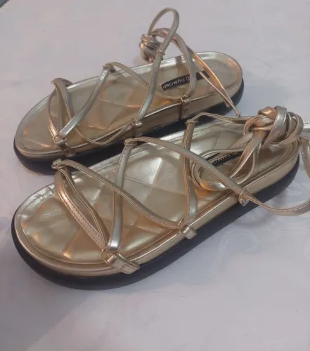 PAPETI DOURADA MARCA DUMOND COM TIRAS DE AMARRAR, LINDA E CONFORTÁVEL E ELEGANTE
