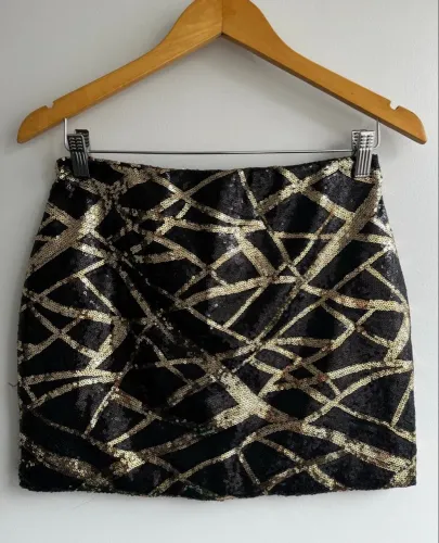 Saia curta com mini paetês preto e dourado - P