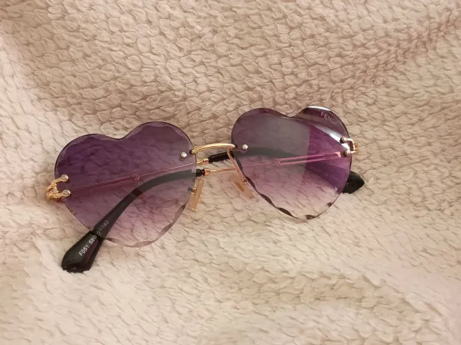 Óculos de Sol de Coração marca Fendi