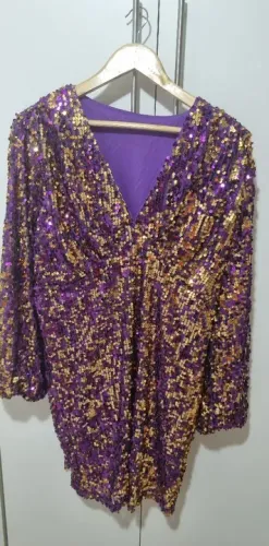 Vestido roxo e dourado com paetês