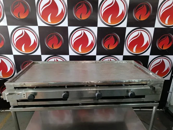 Chapa industrial 4 queimadores gás GLP marca FRITOMAQ funcionando