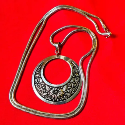 Corrente de Prata (Rabo de Rato) Com Pingente Circular Com Desenhos em Baixo Relevo