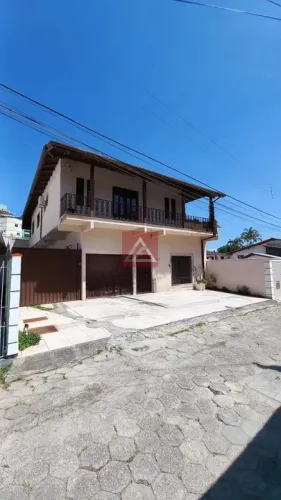 CASA DE TRÊS QUARTOS NO ABRAÃO PRONTA PARA MORAR