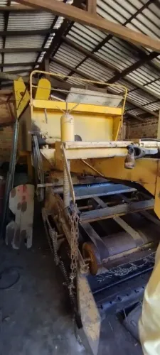 Vendo ou troco Colheitadeira de feijão 