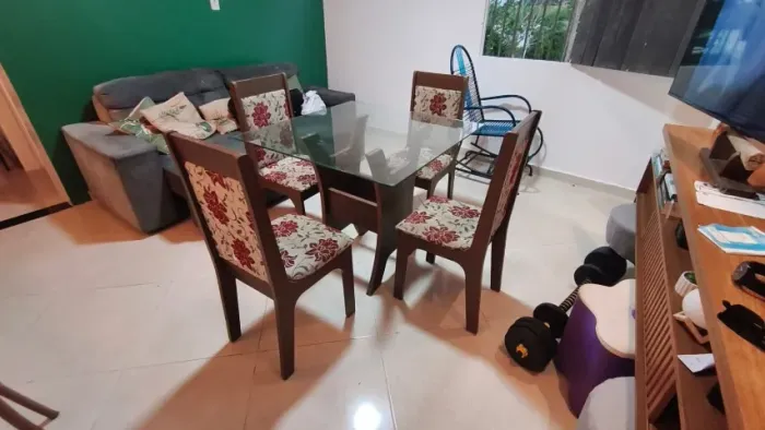 Mesa de jantar de vidro com 4 cadeiras