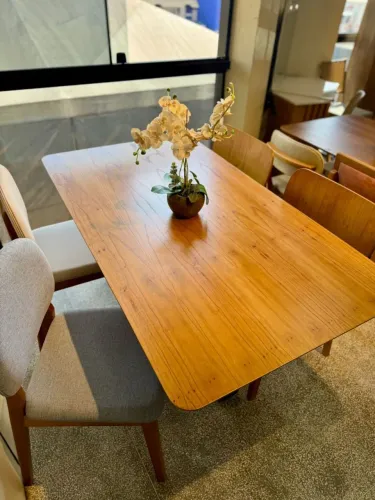 Mesa laminada em madeira 