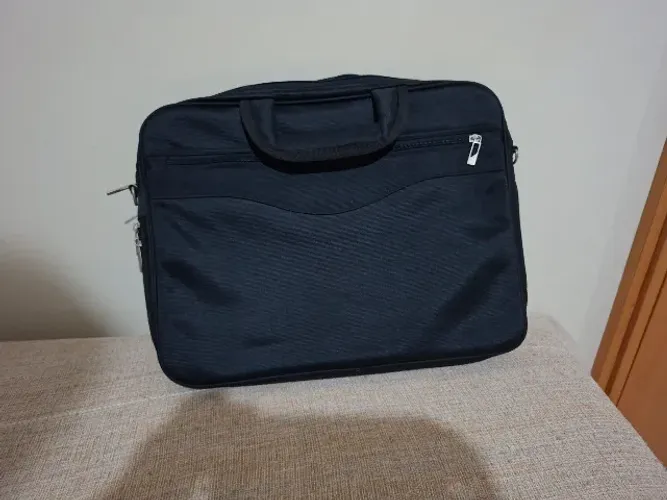 Bolsa executiva preta com alça de mão e bolsos frontais